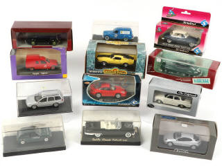 Lot 28 - DIVERS (12)