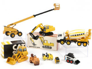 Lot 163 - DIVERS (8)