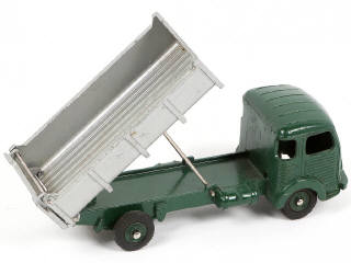 Lot 142 - DINKY TOYS (FRANCE) (1)