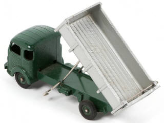 Lot 142 - DINKY TOYS (FRANCE) (1)