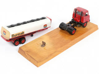 Lot 235 - DINKY TOYS (GB) (2)