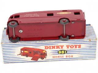 Lot 229 - DINKY TOYS (GB) (1)