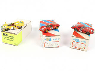 Lot 135 - DIVERS (3)