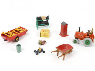 Lot 152 - DINKY TOYS (7)