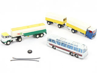 Lot 148 - DINKY TOYS (3)