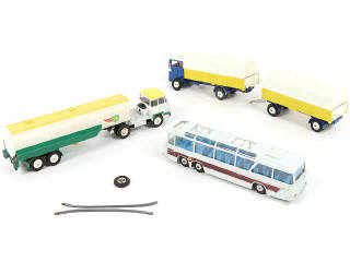 Lot 148 - DINKY TOYS (3)