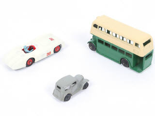 Lot 233 - DINKY TOYS (GB) (3)