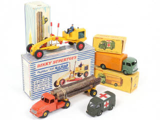 Lot 272 - DINKY TOYS (FRANCE) (4)