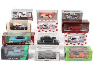 Lot 300 - DIVERS (12)