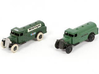 Lot 259 - DINKY TOYS (GB) (2)