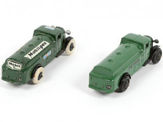 Lot 259 - DINKY TOYS (GB) (2)