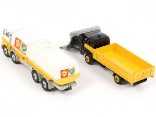 Lot 261 - DINKY TOYS (GB) (2)