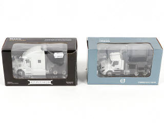 Lot 267 - DIVERS (4)