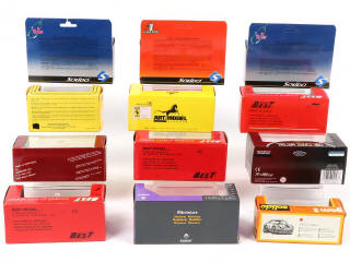 Lot 311 - DIVERS (12)