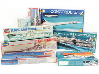 Lot 302 - DIVERS (8)