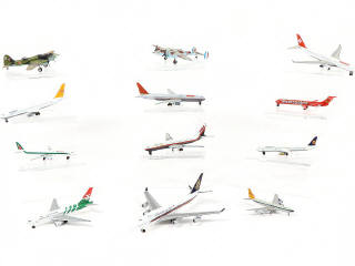 Lot 303 - DIVERS (12)