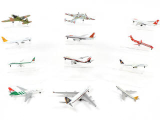 Lot 303 - DIVERS (12)