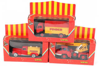 Lot 246 - DIVERS (8)