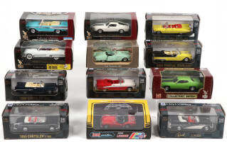 Lot 253 - DIVERS (12)