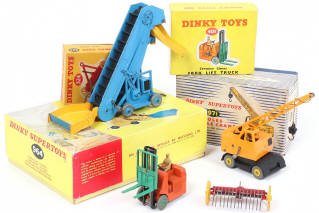 Lot 245 - DINKY TOYS (GB) (4)