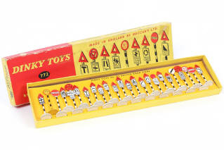 Lot 217 - DINKY TOYS (GB) (1)