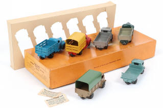 Lot 402 - DINKY TOYS (FRANCE) (7)