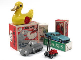 Lot 253 - DIVERS (4)