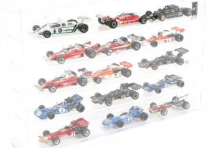 Lot 252 - DIVERS (16)