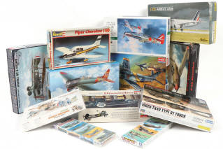 Lot 270 - DIVERS (12)