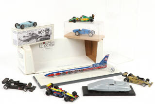 Lot 258 - DIVERS (8)