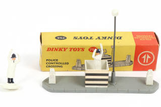 Lot 214 - DINKY TOYS (GB) (1)