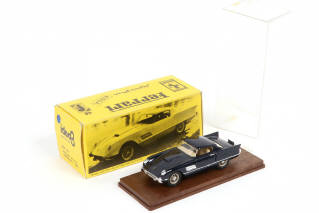 Lot 104 - DIVERS (4)