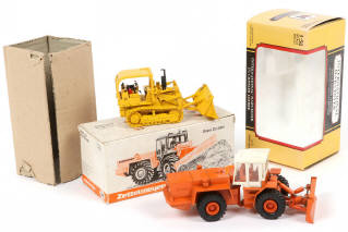 Lot 40 - DIVERS (2)