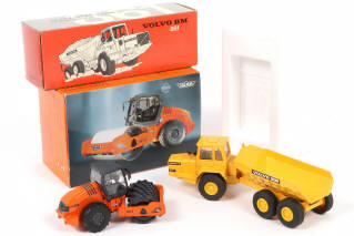 Lot 43 - DIVERS (2)