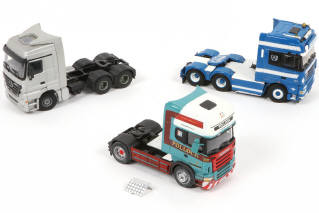 Lot 77 - DIVERS (3)