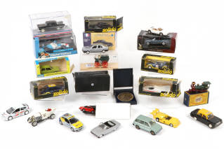Lot 137 - DIVERS (25)