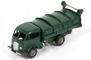 Lot 277 - DINKY TOYS (FRANCE) (1)