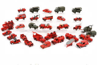 Lot 143 - DIVERS (32)