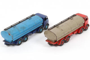 Lot 302 - DINKY TOYS (GB) (2)