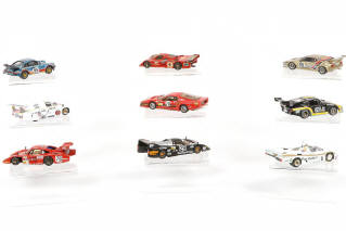 Lot 337 - DIVERS (9)