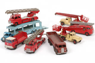 Lot 302 - DINKY TOYS (GB) (8)
