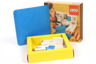 Lot 216 - LEGO (DANEMARK) (4)