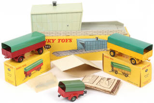 Lot 300 - DINKY TOYS (FRANCE) (4)