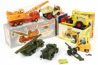 Lot 200 - DINKY TOYS (7)