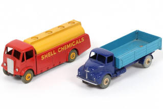 Lot 242 - DINKY TOYS (GB) (2)