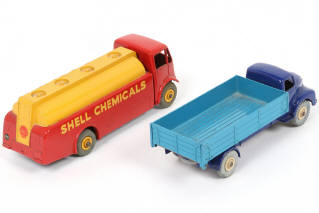 Lot 242 - DINKY TOYS (GB) (2)