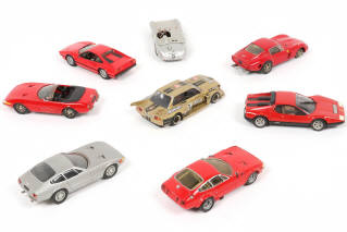 Lot 83 - DIVERS (8)