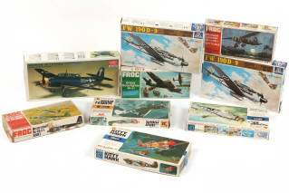 Lot 172 - DIVERS (9)