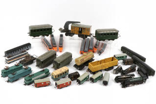 Lot 3 - DIVERS (35)