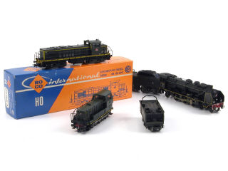 Lot 252 - DIVERS (4)